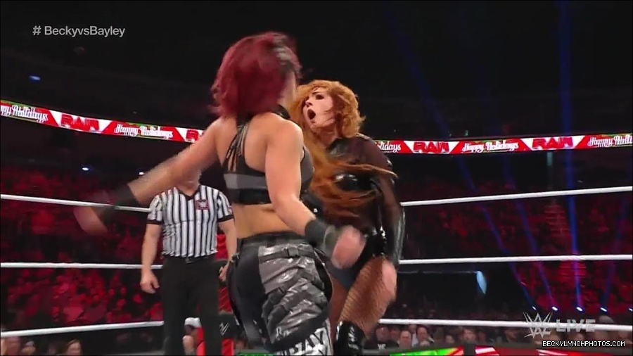 WWE_Monday_Night_Raw_2022_12_19_720p_HDTV_x264-NWCHD_mp4_006096628.jpg