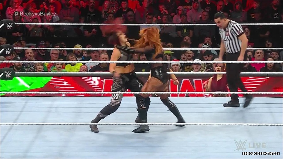WWE_Monday_Night_Raw_2022_12_19_720p_HDTV_x264-NWCHD_mp4_006097830.jpg