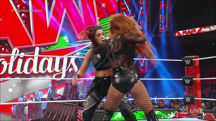 WWE_Monday_Night_Raw_2022_12_19_720p_HDTV_x264-NWCHD_mp4_006098230.jpg