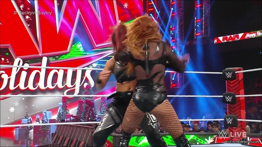 WWE_Monday_Night_Raw_2022_12_19_720p_HDTV_x264-NWCHD_mp4_006098630.jpg