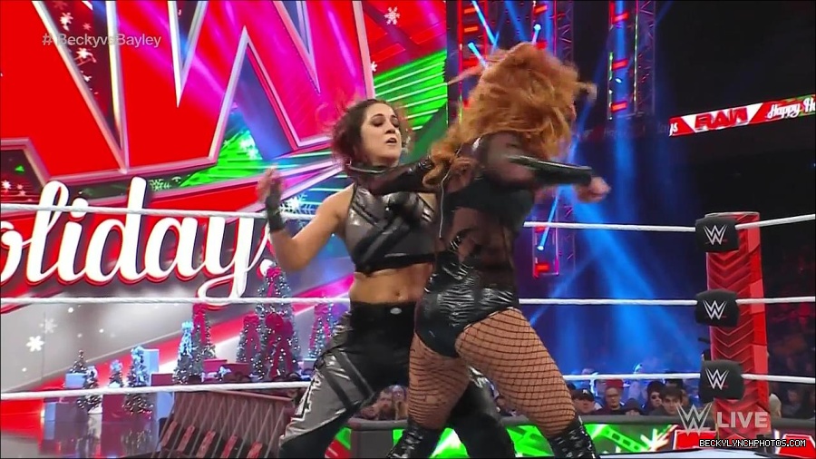 WWE_Monday_Night_Raw_2022_12_19_720p_HDTV_x264-NWCHD_mp4_006098797.jpg
