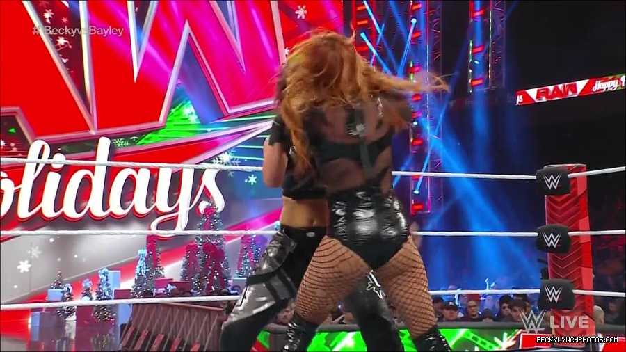 WWE_Monday_Night_Raw_2022_12_19_720p_HDTV_x264-NWCHD_mp4_006099031.jpg