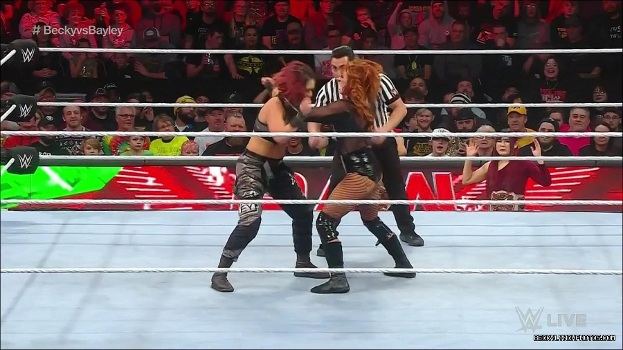 WWE_Monday_Night_Raw_2022_12_19_720p_HDTV_x264-NWCHD_mp4_006100232.jpg