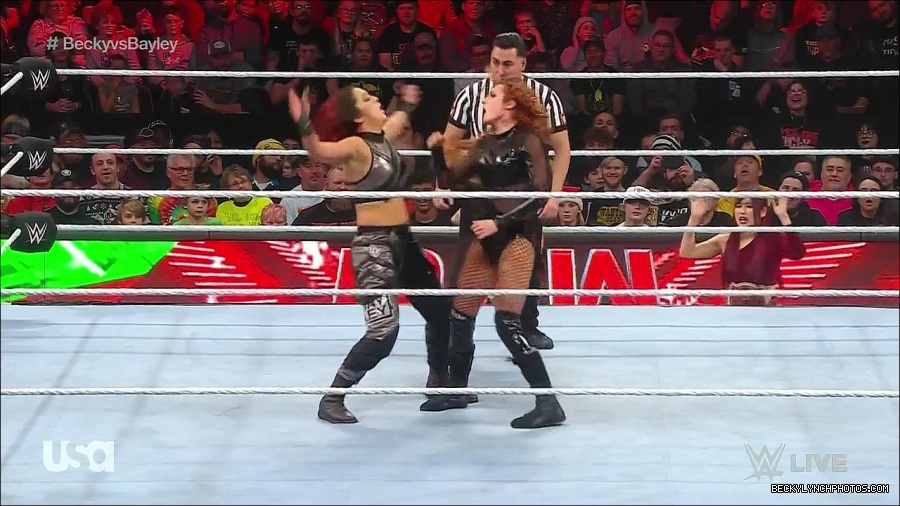 WWE_Monday_Night_Raw_2022_12_19_720p_HDTV_x264-NWCHD_mp4_006101433.jpg