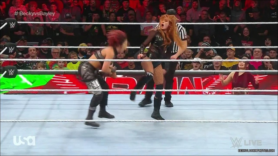 WWE_Monday_Night_Raw_2022_12_19_720p_HDTV_x264-NWCHD_mp4_006102634.jpg