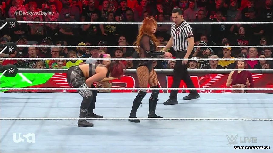 WWE_Monday_Night_Raw_2022_12_19_720p_HDTV_x264-NWCHD_mp4_006103035.jpg