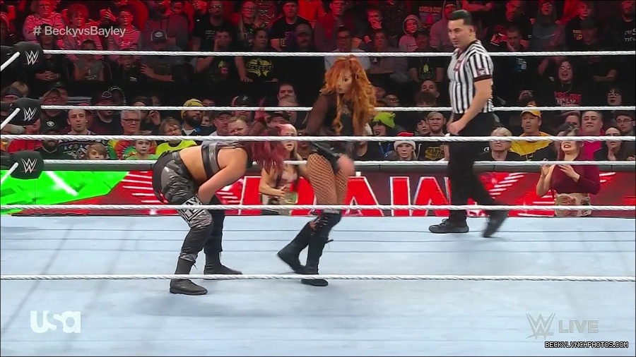 WWE_Monday_Night_Raw_2022_12_19_720p_HDTV_x264-NWCHD_mp4_006103435.jpg