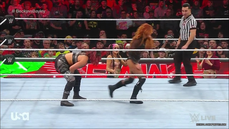 WWE_Monday_Night_Raw_2022_12_19_720p_HDTV_x264-NWCHD_mp4_006103836.jpg