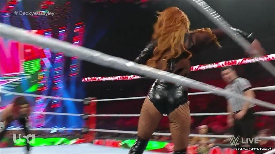 WWE_Monday_Night_Raw_2022_12_19_720p_HDTV_x264-NWCHD_mp4_006104636.jpg