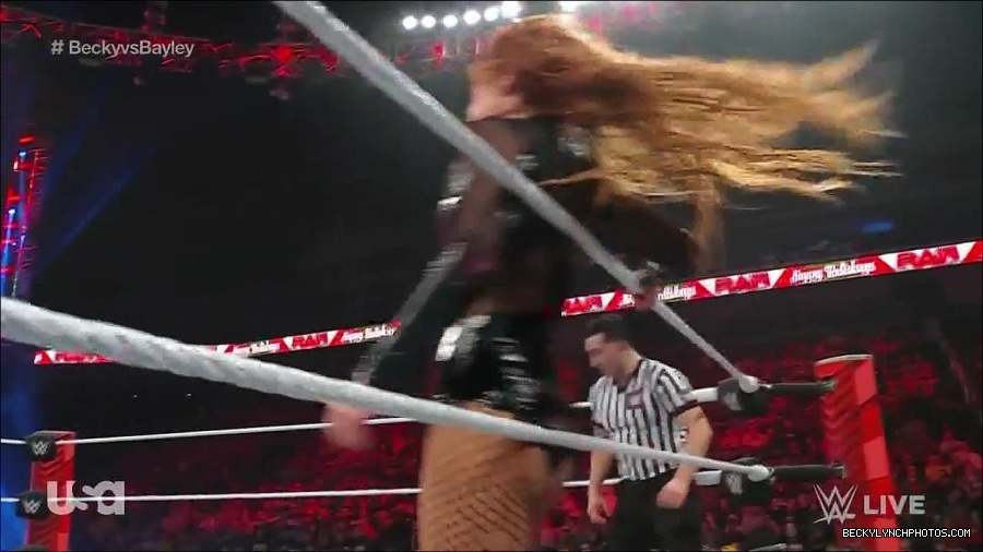 WWE_Monday_Night_Raw_2022_12_19_720p_HDTV_x264-NWCHD_mp4_006105037.jpg