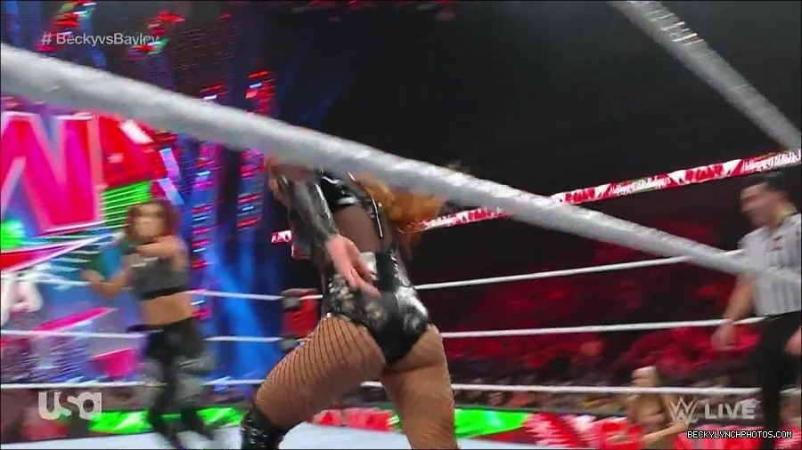 WWE_Monday_Night_Raw_2022_12_19_720p_HDTV_x264-NWCHD_mp4_006105437.jpg