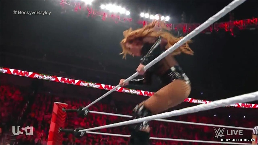 WWE_Monday_Night_Raw_2022_12_19_720p_HDTV_x264-NWCHD_mp4_006107039.jpg