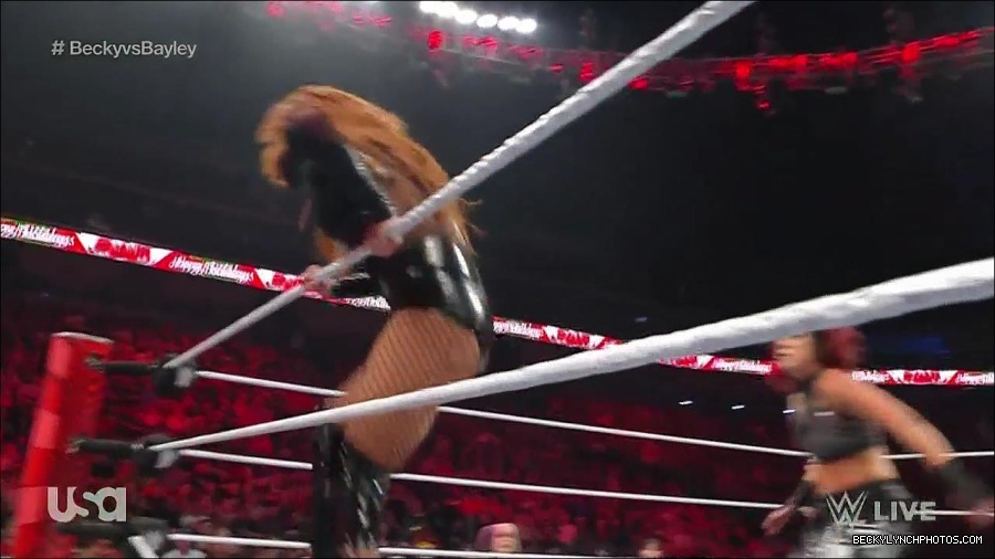 WWE_Monday_Night_Raw_2022_12_19_720p_HDTV_x264-NWCHD_mp4_006107439.jpg