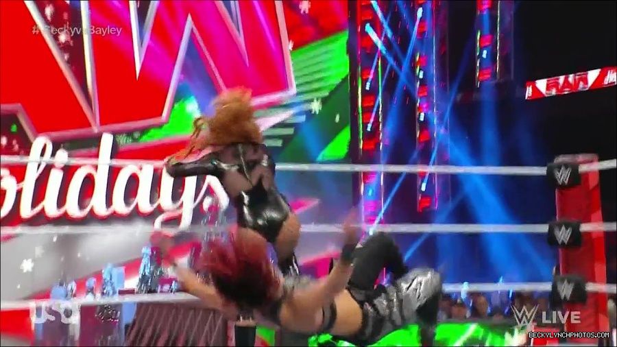 WWE_Monday_Night_Raw_2022_12_19_720p_HDTV_x264-NWCHD_mp4_006108240.jpg