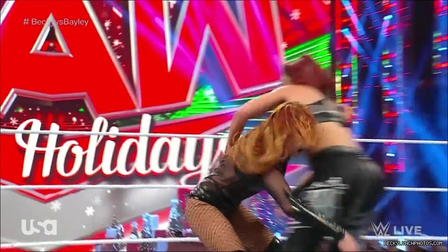 WWE_Monday_Night_Raw_2022_12_19_720p_HDTV_x264-NWCHD_mp4_006113445.jpg