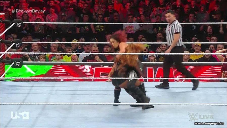 WWE_Monday_Night_Raw_2022_12_19_720p_HDTV_x264-NWCHD_mp4_006114246~0.jpg