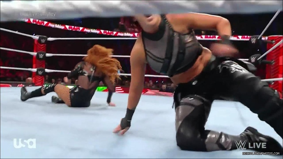 WWE_Monday_Night_Raw_2022_12_19_720p_HDTV_x264-NWCHD_mp4_006115447.jpg