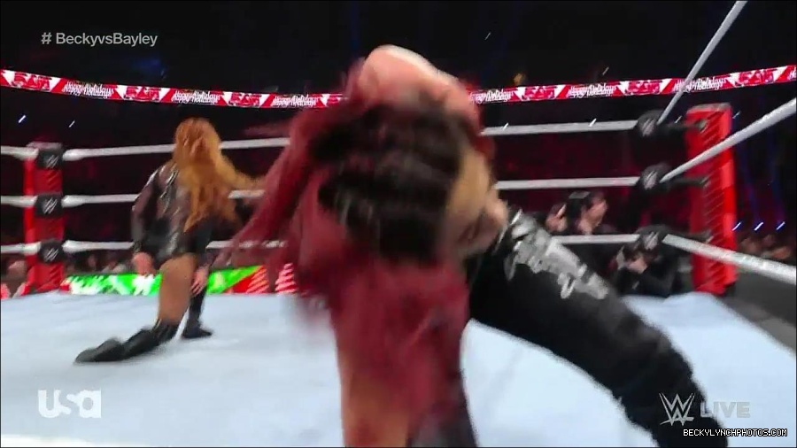 WWE_Monday_Night_Raw_2022_12_19_720p_HDTV_x264-NWCHD_mp4_006116248.jpg