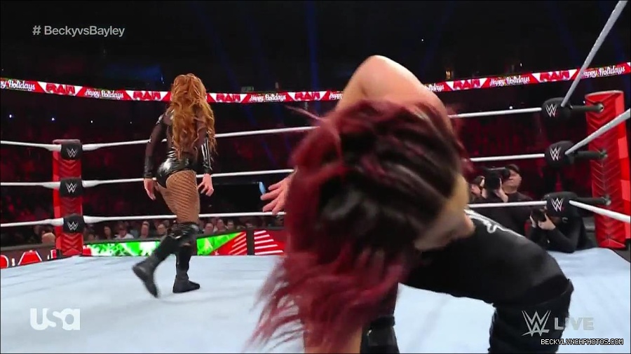 WWE_Monday_Night_Raw_2022_12_19_720p_HDTV_x264-NWCHD_mp4_006116648.jpg