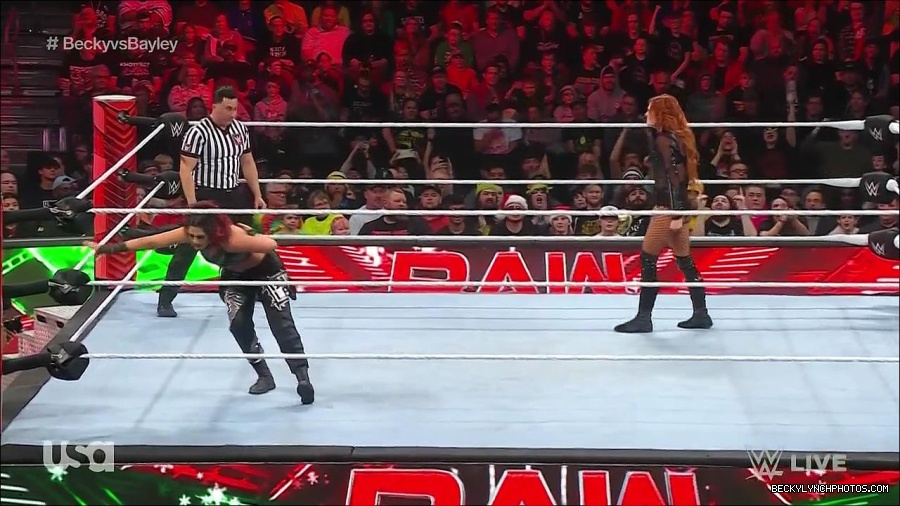WWE_Monday_Night_Raw_2022_12_19_720p_HDTV_x264-NWCHD_mp4_006120652.jpg