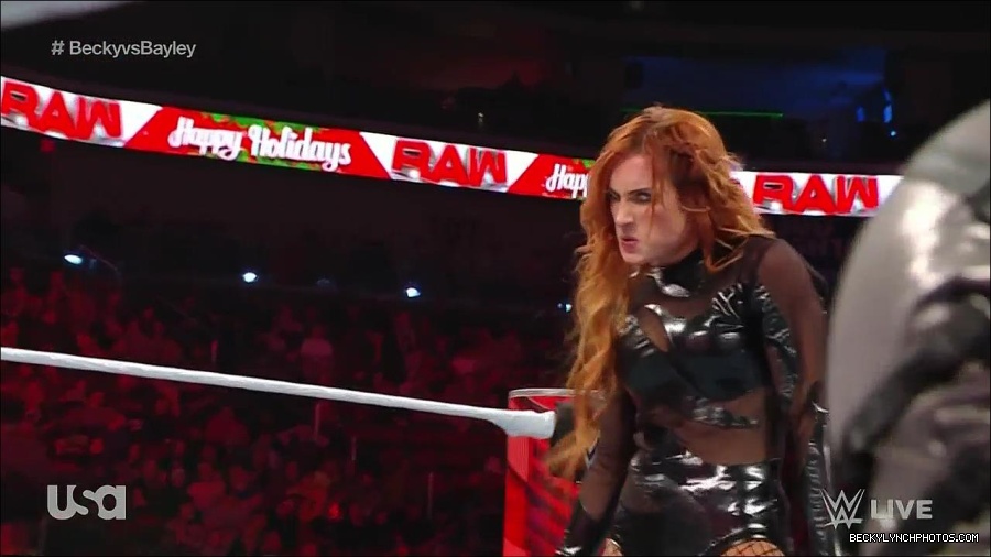 WWE_Monday_Night_Raw_2022_12_19_720p_HDTV_x264-NWCHD_mp4_006121854.jpg