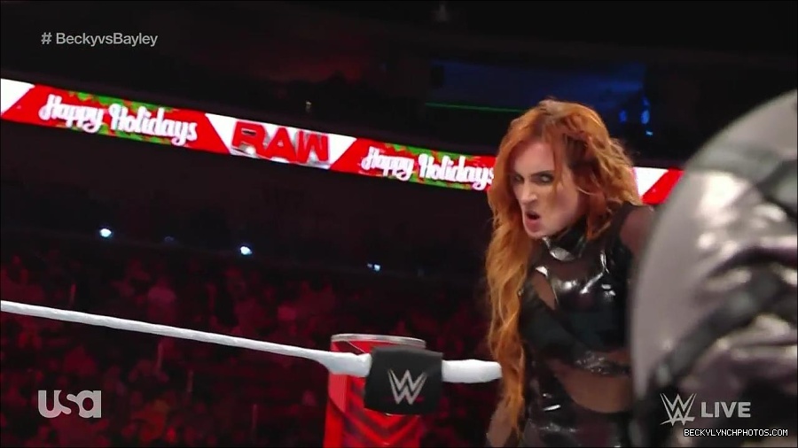 WWE_Monday_Night_Raw_2022_12_19_720p_HDTV_x264-NWCHD_mp4_006122254~0.jpg