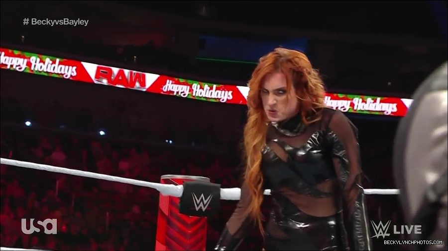 WWE_Monday_Night_Raw_2022_12_19_720p_HDTV_x264-NWCHD_mp4_006122654~0.jpg