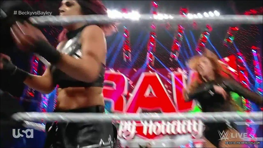 WWE_Monday_Night_Raw_2022_12_19_720p_HDTV_x264-NWCHD_mp4_006126258.jpg