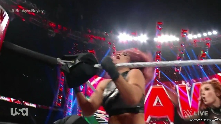 WWE_Monday_Night_Raw_2022_12_19_720p_HDTV_x264-NWCHD_mp4_006126658.jpg