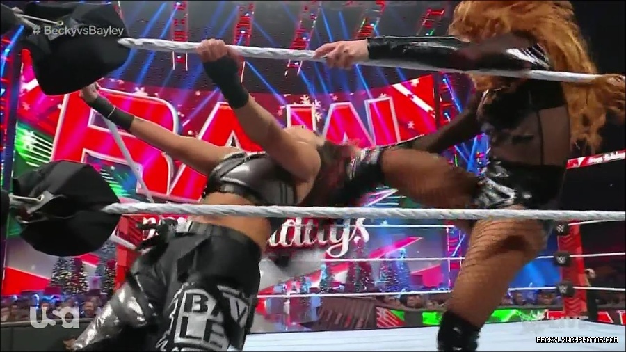 WWE_Monday_Night_Raw_2022_12_19_720p_HDTV_x264-NWCHD_mp4_006127860.jpg