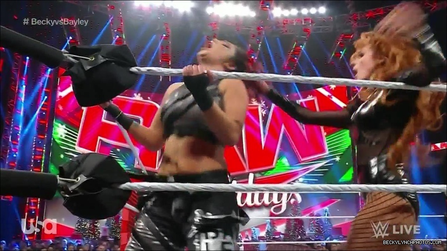 WWE_Monday_Night_Raw_2022_12_19_720p_HDTV_x264-NWCHD_mp4_006128260.jpg