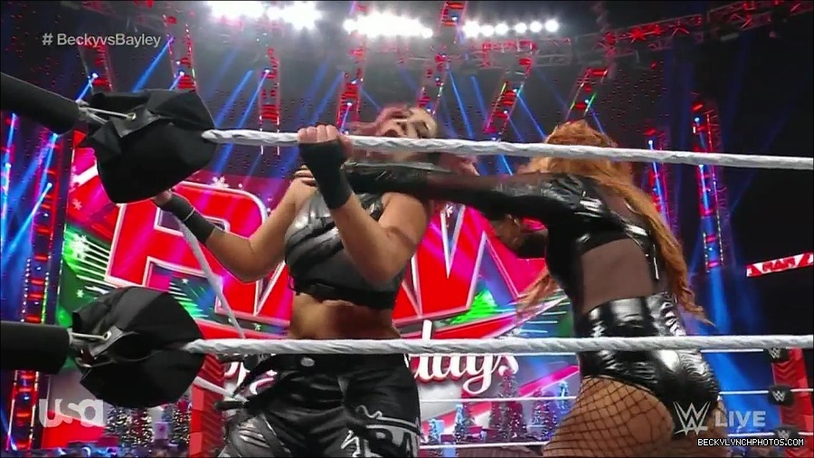 WWE_Monday_Night_Raw_2022_12_19_720p_HDTV_x264-NWCHD_mp4_006128660.jpg