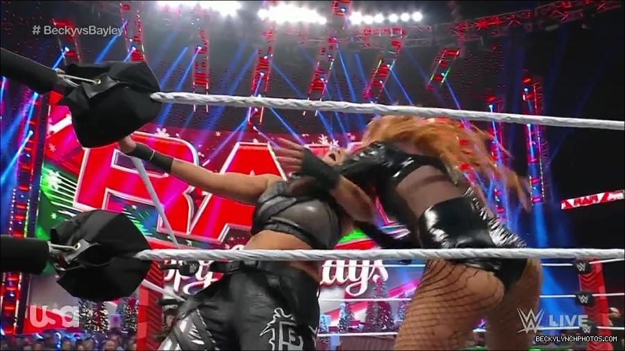 WWE_Monday_Night_Raw_2022_12_19_720p_HDTV_x264-NWCHD_mp4_006129061.jpg