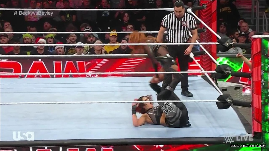WWE_Monday_Night_Raw_2022_12_19_720p_HDTV_x264-NWCHD_mp4_006129862.jpg