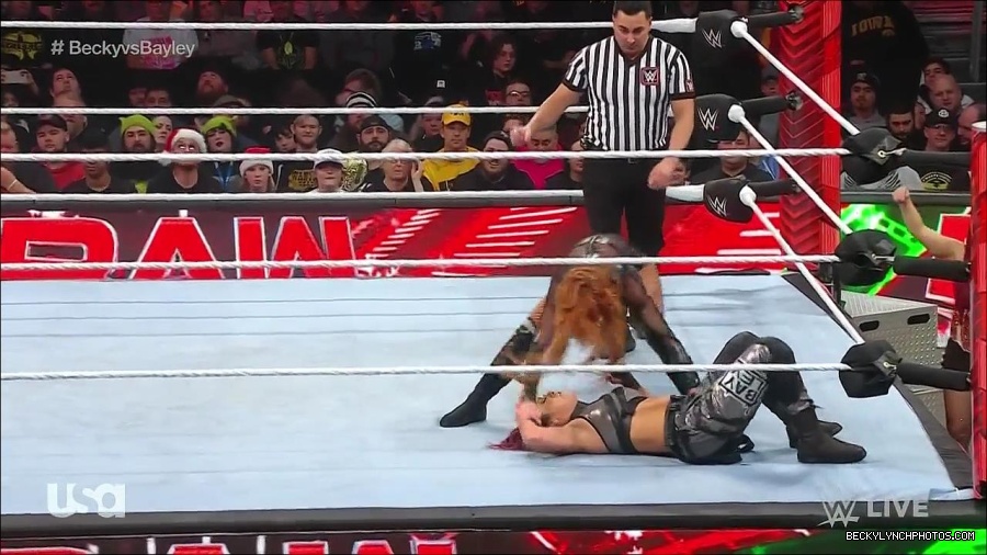 WWE_Monday_Night_Raw_2022_12_19_720p_HDTV_x264-NWCHD_mp4_006131063.jpg