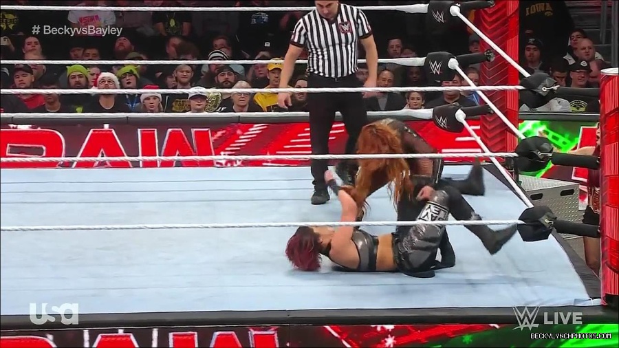 WWE_Monday_Night_Raw_2022_12_19_720p_HDTV_x264-NWCHD_mp4_006132264.jpg