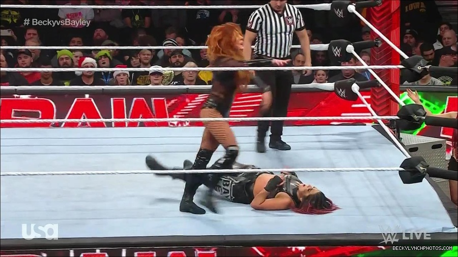WWE_Monday_Night_Raw_2022_12_19_720p_HDTV_x264-NWCHD_mp4_006134266.jpg