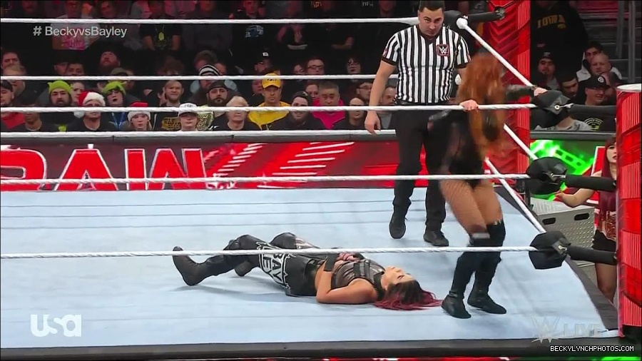WWE_Monday_Night_Raw_2022_12_19_720p_HDTV_x264-NWCHD_mp4_006135467.jpg