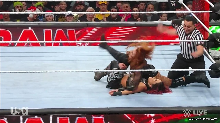 WWE_Monday_Night_Raw_2022_12_19_720p_HDTV_x264-NWCHD_mp4_006139872.jpg