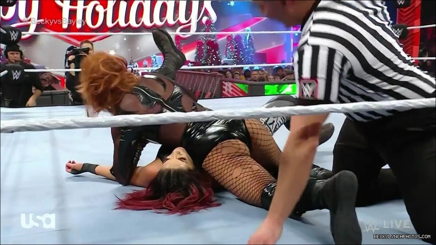 WWE_Monday_Night_Raw_2022_12_19_720p_HDTV_x264-NWCHD_mp4_006140672.jpg