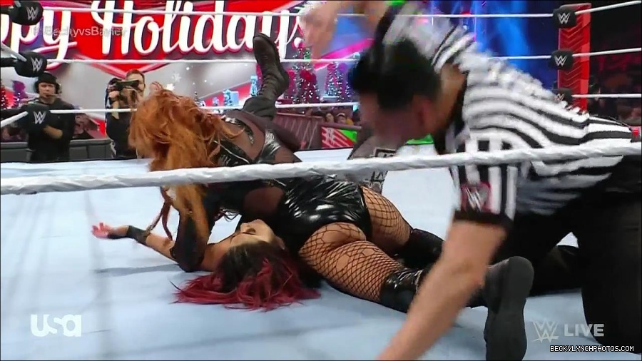 WWE_Monday_Night_Raw_2022_12_19_720p_HDTV_x264-NWCHD_mp4_006141073.jpg