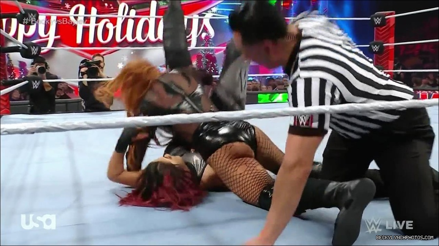 WWE_Monday_Night_Raw_2022_12_19_720p_HDTV_x264-NWCHD_mp4_006141473.jpg