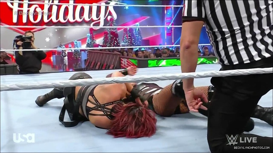 WWE_Monday_Night_Raw_2022_12_19_720p_HDTV_x264-NWCHD_mp4_006143075.jpg