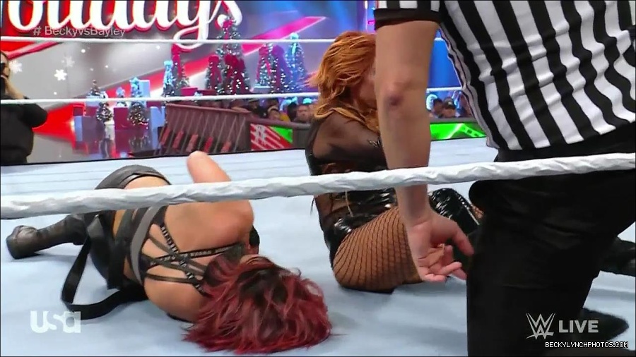 WWE_Monday_Night_Raw_2022_12_19_720p_HDTV_x264-NWCHD_mp4_006143876.jpg