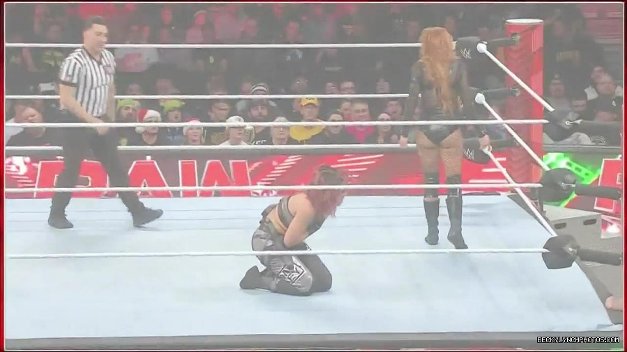 WWE_Monday_Night_Raw_2022_12_19_720p_HDTV_x264-NWCHD_mp4_006159491.jpg