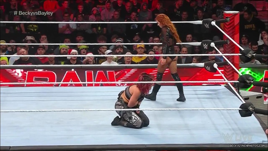 WWE_Monday_Night_Raw_2022_12_19_720p_HDTV_x264-NWCHD_mp4_006160692.jpg