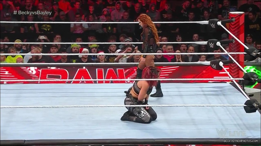WWE_Monday_Night_Raw_2022_12_19_720p_HDTV_x264-NWCHD_mp4_006161493.jpg
