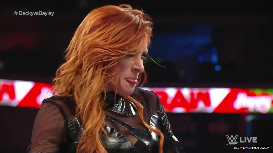 WWE_Monday_Night_Raw_2022_12_19_720p_HDTV_x264-NWCHD_mp4_006165097.jpg