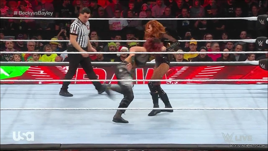 WWE_Monday_Night_Raw_2022_12_19_720p_HDTV_x264-NWCHD_mp4_006169101.jpg