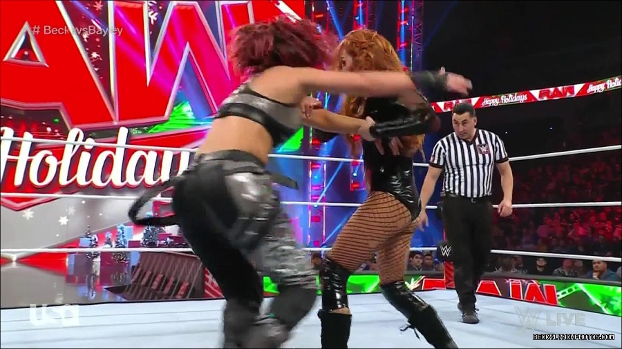 WWE_Monday_Night_Raw_2022_12_19_720p_HDTV_x264-NWCHD_mp4_006169501.jpg